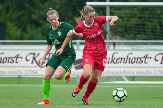 v.li.: Nina Lührßen (Luehrssen, SV Werder Bremen, 4) im Zweikampf, Duell mit Jassina Blom (FC Twente Enschede, 10), Fussball, Frauen-Testspiel, FC Twente Enschede - SV Werder Bremen, xobx