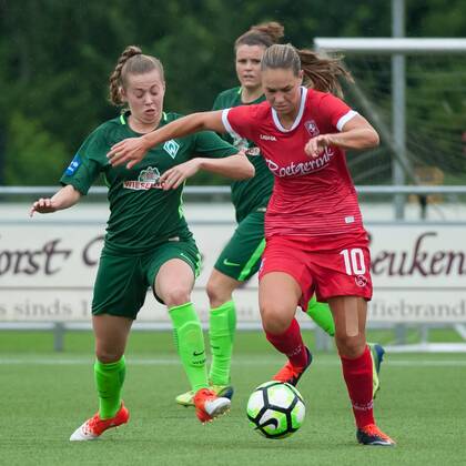 v.li.: Nina Lührßen (Luehrssen, SV Werder Bremen, 4) im Zweikampf, Duell mit Jassina Blom (FC Twente Enschede, 10), Fussball, Frauen-Testspiel, FC Twente Enschede - SV Werder Bremen, xobx