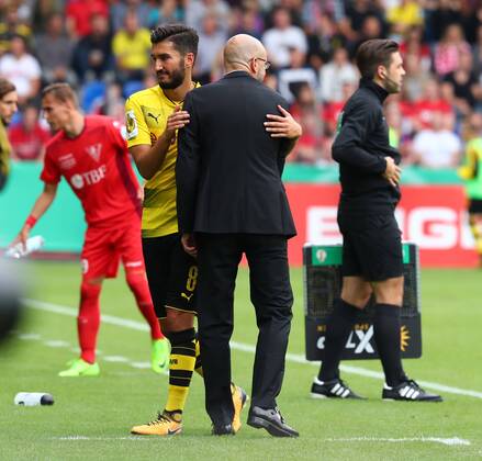 Samstag 12.08.2017, Saison 2017 2018, 1. Hauptrunde im DFB-Pokal im Freiburger Schwarzwaldstadion, 1. FC Rielasingen-Arlen - BVB 09 Borussia Dortmund, Auswechselung von Nuri Sahin (BVB) mit Peter Bosz (Trainer, BVB), v.l.