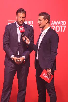 Alexander Bommes übergibt den Award an Marco Russ Verleihung des Bild Award in der Fischauktionshalle Große Elbstraße in Hamburg am 21.8.2017