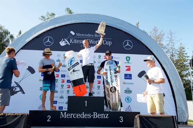 Kitesurfen, WC auf Fehmarn, Siegerehrung Mercedes Benz Kitesurf World Cup, Hydro Foil Pro Tour, 23.08.2017 ; Mercedes Benz Kitesurf World Cup, Hydro Foil Pro Tour am 23.08.2017 in der Südstrand Fehmarn in Fehmarn (Deutschland). xmdx