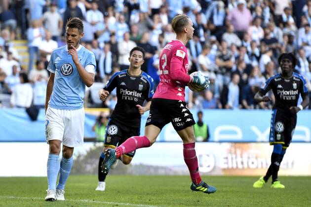 170827 Malmö FFs Markus Rosenberg deppar efter att ha missat en straff under fotbollsmatchen i Allsvenskan mellan Malmö FF och IFK Göteborg den 27 augusti 2017 i Malmö. Copyright: PETTERxARVIDSON BB170827PA063