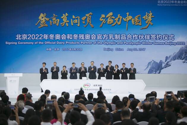BEIJING, CHINA - AUGUST 30: Attendees participate in the signing ceremony for the partnership between Yili and the 2022 Olympic and Paralympic Winter games Winterspiele Spiele Summer games on August 30, 2017 in Beijing, China.  Copyright: xVCGx CFP79935346 