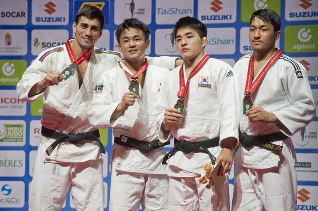 From left: Rustam Orujov of Azerbaijan, second place, winner Soichi Hashimoto of Japan, An Changrim of South Korea and Odbayar Ganbaatar of Mongolia, both third place, pose with medals after the men s 73kg category final during the World Judo Championships in Budapest, Hungary, August 30, 2017. (CTKxPhoto VitxSimanek) CTKPhotoP201708300911401  VIS 014
