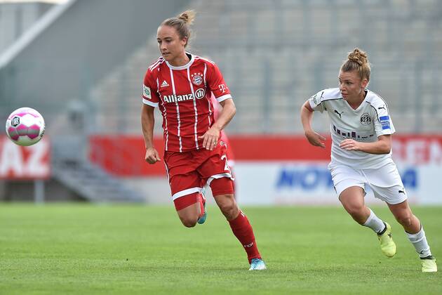 Fußball Allianz Frauen-Bundesliga 1. Spieltag SGS Essen - Bayern München am 02.09.2017 im Stadion Essen in Essen Gina Lewandowski ( München ), links - Linda Dallmannn ( Essen ), rechts xRx