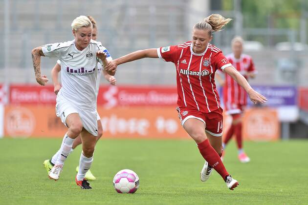 Fußball Allianz Frauen-Bundesliga 1. Spieltag SGS Essen - Bayern München am 02.09.2017 im Stadion Essen in Essen Sarah Freutel ( Essen ), links - Fridolina Rolfö ( München ), rechts xRx