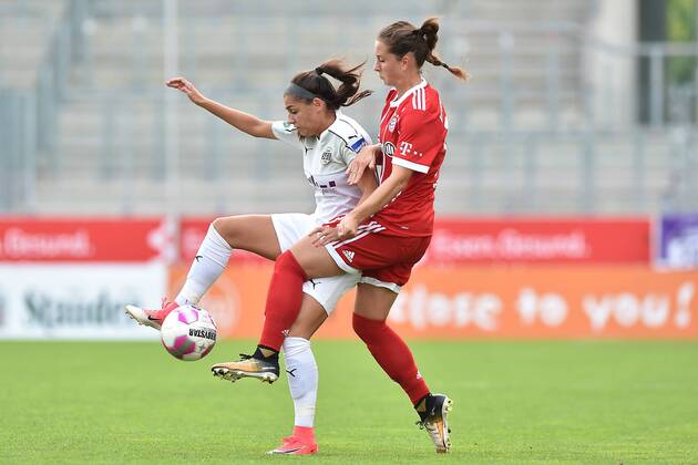 Fußball Allianz Frauen-Bundesliga 1. Spieltag SGS Essen - Bayern München am 02.09.2017 im Stadion Essen in Essen Manjou Wilde ( Essen ), links - Sara Däbritz ( München ), rechts xRx