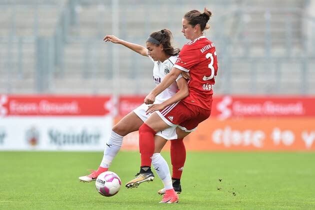 Fußball Allianz Frauen-Bundesliga 1. Spieltag SGS Essen - Bayern München am 02.09.2017 im Stadion Essen in Essen Manjou Wilde ( Essen ), links - Sara Däbritz ( München ), rechts xRx