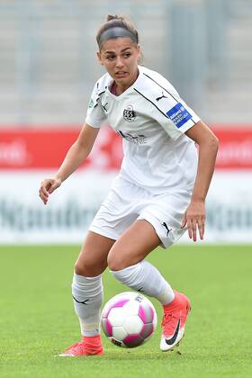 Fußball Allianz Frauen-Bundesliga 1. Spieltag SGS Essen - Bayern München am 02.09.2017 im Stadion Essen in Essen Manjou Wilde ( Essen ) xRx