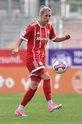 Fußball Allianz Frauen-Bundesliga 1. Spieltag SGS Essen - Bayern München am 02.09.2017 im Stadion Essen in Essen Verena Faißt ( München ) xRx