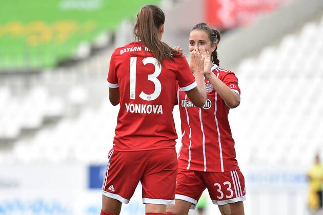 Fußball Allianz Frauen-Bundesliga 1. Spieltag SGS Essen - Bayern München am 02.09.2017 im Stadion Essen in Essen Torjubel zum 0:2 durch Lucie Vonkova ( München ), vorne - Sara Däbritz ( München ), hinten xRx
