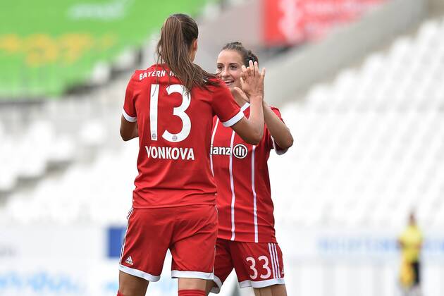Fußball Allianz Frauen-Bundesliga 1. Spieltag SGS Essen - Bayern München am 02.09.2017 im Stadion Essen in Essen Torjubel zum 0:2 durch Lucie Vonkova ( München ), vorne - Sara Däbritz ( München ), hinten xRx
