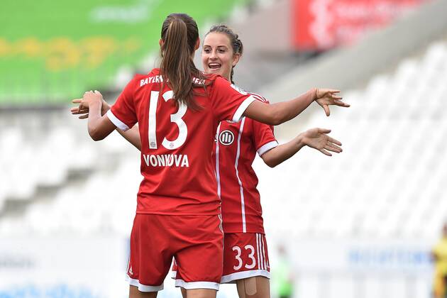 Fußball Allianz Frauen-Bundesliga 1. Spieltag SGS Essen - Bayern München am 02.09.2017 im Stadion Essen in Essen Torjubel zum 0:2 durch Lucie Vonkova ( München ), vorne - Sara Däbritz ( München ), hinten xRx