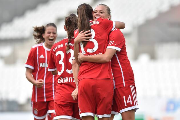 Fußball Allianz Frauen-Bundesliga 1. Spieltag SGS Essen - Bayern München am 02.09.2017 im Stadion Essen in Essen Torjubel zum 0:2 durch Lucie Vonkova ( München ), vorne - Fridolina Rolfö ( München ), hinten xRx