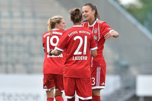 Fußball Allianz Frauen-Bundesliga 1. Spieltag SGS Essen - Bayern München am 02.09.2017 im Stadion Essen in Essen Torjubel zum 0:2 durch Lucie Vonkova ( München ), hinten - Simone Laudehr ( München ), vorne xRx