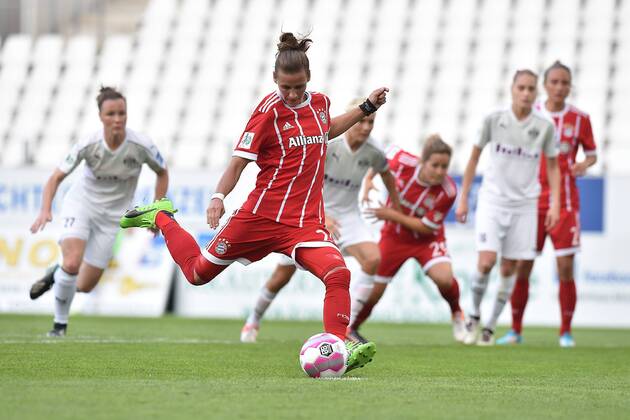 Fußball Allianz Frauen-Bundesliga 1. Spieltag SGS Essen - Bayern München am 02.09.2017 im Stadion Essen in Essen Simone Laudehr ( München ) schießt den Elfmeter zum 0:3 xRx