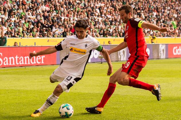(L-R) Lars Stindl of Borussia Monchengladbach, David Angel Abraham of Eintracht Frankfurt during the Bundesliga match between Borussia Monchengladbach and Eintracht Frankfurt at Borussia-Park on September 09, 2017 in Mönchengladbach, Germany 2017 2018 xVIxVIxImagesx xGerritxvanxKeulenxIVx 8699813