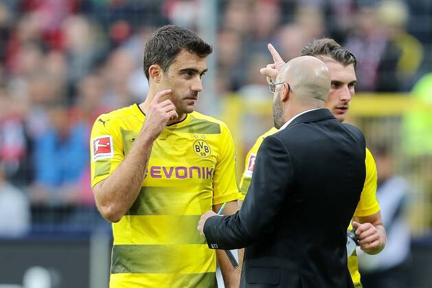 Freiburg, Deutschland, 09.09.2017, 1. Bundesliga 3. Spieltag, SC Freiburg - BV Borussia Dortmund, Trainer Peter Bosz (BVB) spricht mit Sokratis (BVB) ( DeFodi048