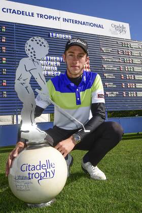 Edgar Catherine (fra) posant avec son trophee du vainqueur GOLF : Citadelle Trophy international - Preisch - 10 09 2017 JBAutissier Panoramic