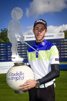 Edgar Catherine (fra) posant avec son trophee du vainqueur GOLF : Citadelle Trophy international - Preisch - 10 09 2017 JBAutissier Panoramic