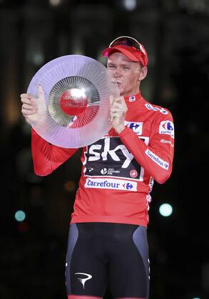 Themen der Woche - SPORT Bilder des Tages - SPORT Vuelta, Sieger Christopher Froome auf dem Podium British cyclist Chris Froome of Sky, poses at the podium after winning Spain s Cycling Tour, at the Cibeles Square in Madrid, Spain, 10 September 2017. Spain s Cycling Tour !ACHTUNG: NUR REDAKTIONELLE NUTZUNG!  Copyright: xKikoxHuescax ARR011 20170910-636406762793441829