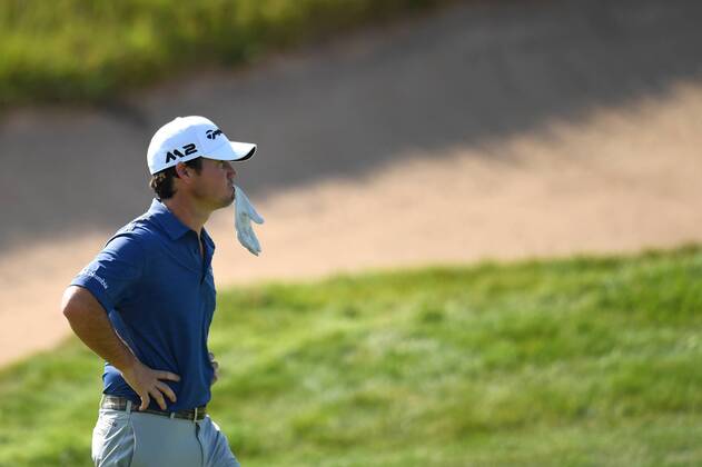 Golf, BMW Championship in Lake Forest LAKE FOREST, IL - SEPTEMBER 14: Brian Harman bites his glove along the 18th hole during the during the First Round of the BMW Championship on September 14, 2017, at Conway Farms Golf Club, in Lake Forest, IL. (Photo by Patrick Gorski Icon Sportswire) GOLF: SEP 14 PGA Golf Herren - BMW Championship - First Round Icon14091709 EDITORIAL USE ONLY