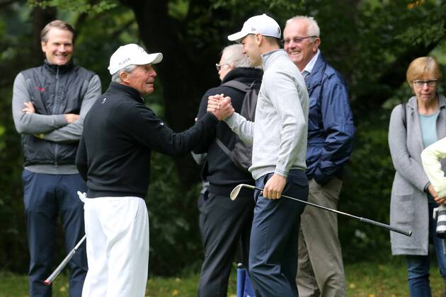Der deutsche Major Sieger und beste deutsche Golfer Martin Kaymer (GER) mit dem 81-jaehrige 9-fachen Major-Sieger Gary Player beim eintaegigen Golfturnier im Frankfurter Golf Club. Gastgeber ist die Privatbank Berenberg, Handschlag, Shack hands Frankfurt am Main Copyright: xRoskaritzx Eibner-Pressefotox EP_hein_rrz
