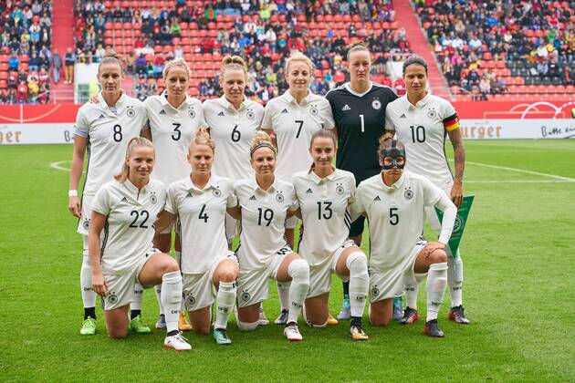 Mannschaftsfoto: Simone LAUDEHR, DFB 8 , Kathrin HENDRICH, DFB 3 , Kristin DEMANN, DFB 6 , Carolin SIMON, DFB 7 , Almuth SCHULT, DFB 1, Dzsenifer MAROZSAN, DFB 10 , Tabea KEMME, DFB 22 , Leonie MAIER, DFB 4 , Svenja HUTH, DFB 19 , Sara DAEBRITZ, DFB 13 , Babett PETER, DFB 5 mit Maske, DEUTSCHLAND - SLOWENIEN 6-0 Fussball Laenderspiel Damen Qualifikation zur Weltmeisterschaft WM 2018 in Frankreich , Ingolstadt, Deutschland 16.09.2017