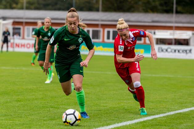 v.li.: Nina Lührßen (Luehrssen, SV Werder Bremen, 4) und Magdalena Richter (MSV Duisburg, 7) im Laufduell, Fussball, Allianz Frauen-Bundesliga, SV Werder Bremen - MSV Duisburg, xdgx