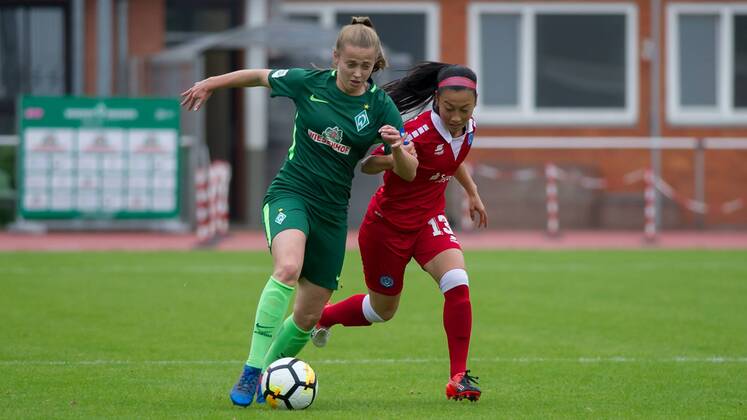 v.li.: Nina Lührßen (Luehrssen, SV Werder Bremen, 4) im Zweikampf, Duell mit Danica Wu (MSV Duisburg, 13), Fussball, Allianz Frauen-Bundesliga, SV Werder Bremen - MSV Duisburg, xobx