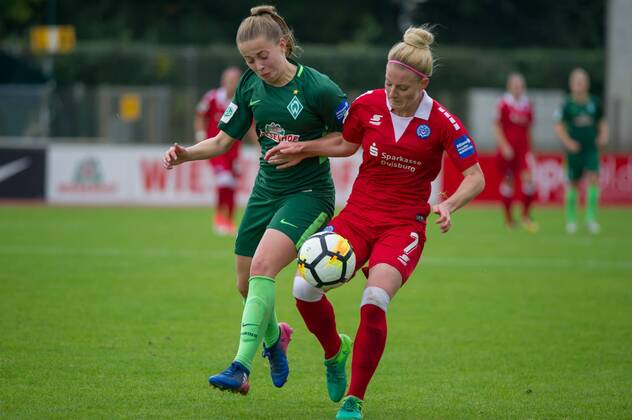 v.li.: Nina Lührßen (Luehrssen, SV Werder Bremen, 4) im Zweikampf, Duell mit Magdalena Richter (MSV Duisburg, 7), Fussball, Allianz Frauen-Bundesliga, SV Werder Bremen - MSV Duisburg, xobx