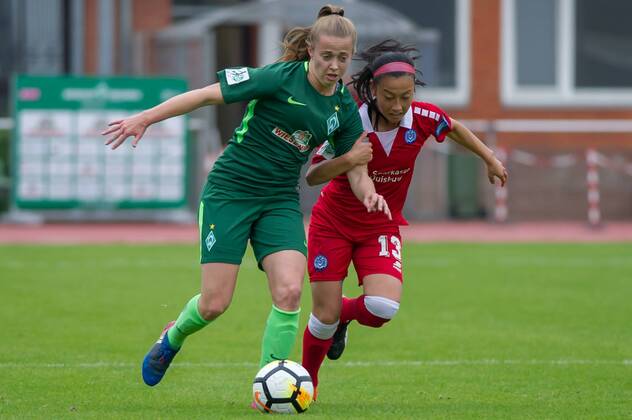 v.li.: Nina Lührßen (Luehrssen, SV Werder Bremen, 4) im Zweikampf, Duell mit Danica Wu (MSV Duisburg, 13), Fussball, Allianz Frauen-Bundesliga, SV Werder Bremen - MSV Duisburg, xobx