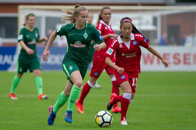 v.li.: Nina Lührßen (Luehrssen, SV Werder Bremen, 4) im Laufduell, Zweikampf, Duell mit Danica Wu (MSV Duisburg, 13), Fussball, Allianz Frauen-Bundesliga, SV Werder Bremen - MSV Duisburg, xobx