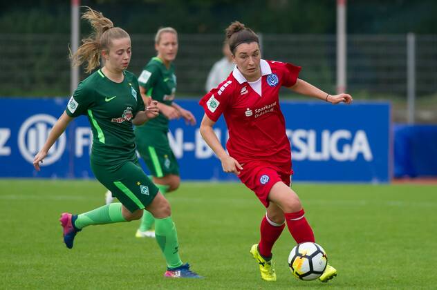 v.li.: Nina Lührßen (Luehrssen, SV Werder Bremen, 4) im Laufduell, Zweikampf, Duell mit Barbara Dunst (MSV Duisburg, 18), Fussball, Allianz Frauen-Bundesliga, SV Werder Bremen - MSV Duisburg, xobx
