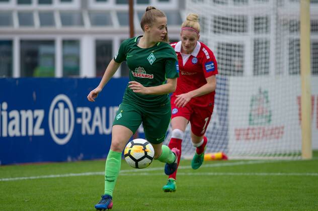 v.li.: Nina Lührßen (Luehrssen, SV Werder Bremen, 4) am Ball, Einzelbild, Aktion, Action, Fussball, Allianz Frauen-Bundesliga, SV Werder Bremen - MSV Duisburg, xobx