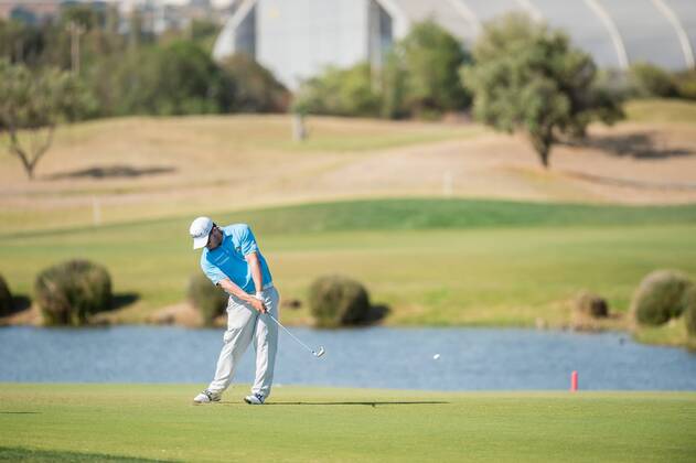 Bilder des Tages - SPORT George Coetzee plays his second shot on the 12th during day 4 of the European Tour - Portugal Masters 2017 at Dom Pedro Victoria Golf Course, Vilamoura, Portugal on 24 September 2017. Copyright: xMatthewxBuchanx 16770273