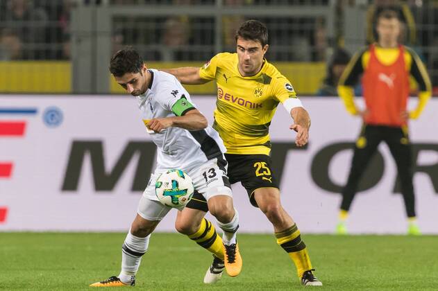 (L-R) Lars Stindl of Borussia Monchengladbach, Sokratis Papastathopoulos of Borussia Dortmund during the Bundesliga match between Borussia Dortmund and Borussia Mönchengladbach on September 23, 2017 at the Signal Iduna Park stadium in Dortmund, Germany. Bundesliga 2017 2018 xVIxVIxImagesx xGerritxvanxKeulenxIVx 8848246