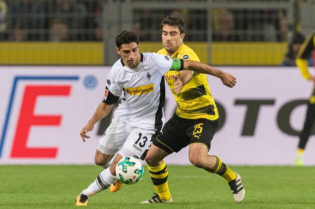 (L-R) Lars Stindl of Borussia Monchengladbach, Sokratis Papastathopoulos of Borussia Dortmund during the Bundesliga match between Borussia Dortmund and Borussia Mönchengladbach on September 23, 2017 at the Signal Iduna Park stadium in Dortmund, Germany. Bundesliga 2017 2018 xVIxVIxImagesx xGerritxvanxKeulenxIVx 8848247