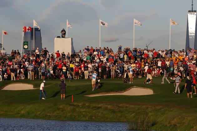JERSEY CITY, NJ - SEPTEMBER 28: International golfers Jason Day and Marc Leishman play against USA golfers Phil Mickelson and Kevin Kisner as they play the 18th hole with the New York skyline in the background during the first round of the Presidents Cup on September 28, 2017, at Liberty National Golf Club in Jersey City, NJ. (Photo by Brian Spurlock Icon Sportswire) GOLF: SEP 28 PGA Golf Herren - The Presidents Cup - First Round Icon17092878 EDITORIAL USE ONLY
