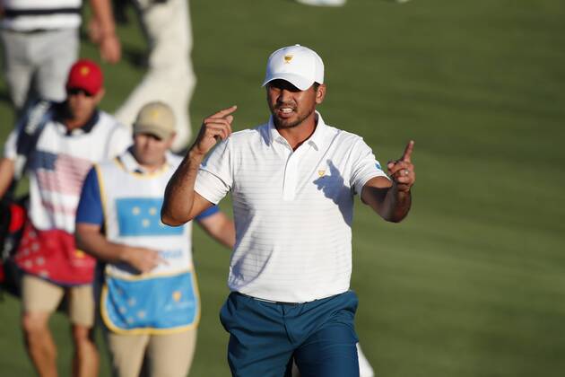 JERSEY CITY, NJ - SEPTEMBER 28: International golfer Jason Day talks to a fellow golfer on the 17th hole together during the first round of the Presidents Cup on September 28, 2017, at Liberty National Golf Club in Jersey City, NJ. (Photo by Brian Spurlock Icon Sportswire) GOLF: SEP 28 PGA Golf Herren - The Presidents Cup - First Round Icon17092847 EDITORIAL USE ONLY