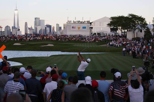 JERSEY CITY, NJ - SEPTEMBER 28: International golfer Jason Day hits a tee shot on the 18th hole with the New York skyline in the background during the first round of the Presidents Cup on September 28, 2017, at Liberty National Golf Club in Jersey City, NJ. (Photo by Brian Spurlock Icon Sportswire) GOLF: SEP 28 PGA Golf Herren - The Presidents Cup - First Round Icon17092877 EDITORIAL USE ONLY