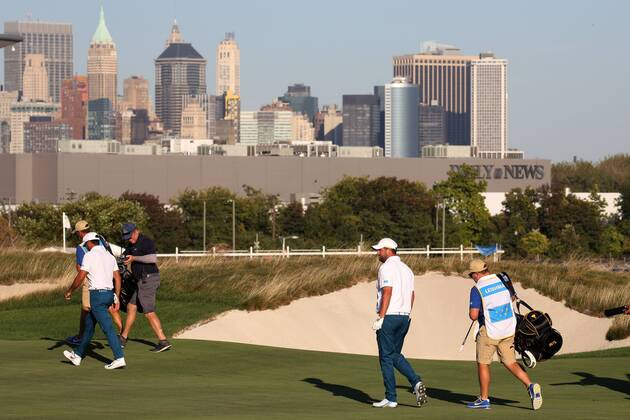 JERSEY CITY, NJ - SEPTEMBER 28: International golfers Jason Day and Marc Leishman walk the 14th hole with the New York skyline in the background during the first round of the Presidents Cup on September 28, 2017, at Liberty National Golf Club in Jersey City, NJ. (Photo by Brian Spurlock Icon Sportswire) GOLF: SEP 28 PGA Golf Herren - The Presidents Cup - First Round Icon17092872 EDITORIAL USE ONLY