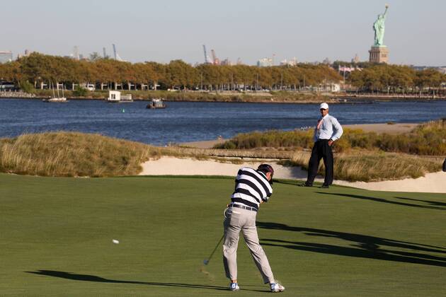 JERSEY CITY, NJ - SEPTEMBER 28: USA golfer Kevin Kisner hits a shot on the 14th hole with the Statue of Liberty in the background during the first round of the Presidents Cup on September 28, 2017, at Liberty National Golf Club in Jersey City, NJ. (Photo by Brian Spurlock Icon Sportswire) GOLF: SEP 28 PGA Golf Herren - The Presidents Cup - First Round Icon17092870 EDITORIAL USE ONLY