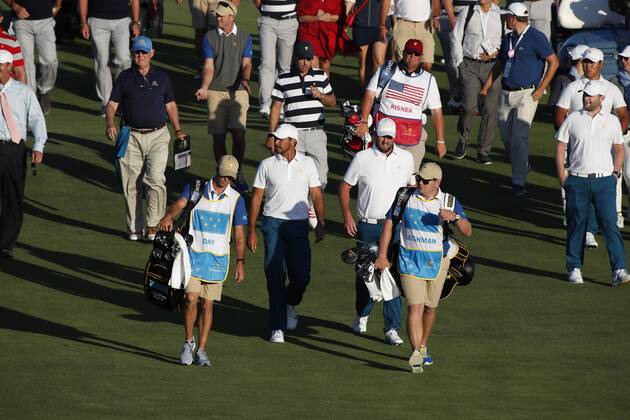 JERSEY CITY, NJ - SEPTEMBER 28: International golfers Jason Day and Marc Leishman walk the 17th hole together during the first round of the Presidents Cup on September 28, 2017, at Liberty National Golf Club in Jersey City, NJ. (Photo by Brian Spurlock Icon Sportswire) GOLF: SEP 28 PGA Golf Herren - The Presidents Cup - First Round Icon17092846 EDITORIAL USE ONLY