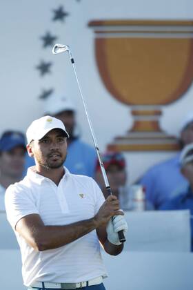 JERSEY CITY, NJ - SEPTEMBER 28: International golfer Jason Day tees on the 16th hole during the first round of the Presidents Cup on September 28, 2017, at Liberty National Golf Club in Jersey City, NJ. (Photo by Brian Spurlock Icon Sportswire) GOLF: SEP 28 PGA Golf Herren - The Presidents Cup - First Round Icon17092838 EDITORIAL USE ONLY