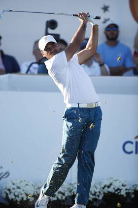 JERSEY CITY, NJ - SEPTEMBER 28: International golfer Jason Day tees on the 16th hole during the first round of the Presidents Cup on September 28, 2017, at Liberty National Golf Club in Jersey City, NJ. (Photo by Brian Spurlock Icon Sportswire) GOLF: SEP 28 PGA Golf Herren - The Presidents Cup - First Round Icon17092836 EDITORIAL USE ONLY