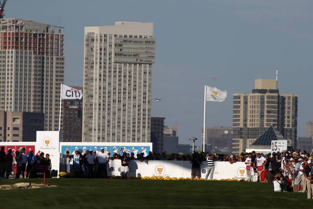 JERSEY CITY, NJ - SEPTEMBER 28: USA golfer Kevin Kisner tees off with the New York skyline in the background on the 15th hole during the first round of the Presidents Cup on September 28, 2017, at Liberty National Golf Club in Jersey City, NJ. (Photo by Brian Spurlock Icon Sportswire) GOLF: SEP 28 PGA Golf Herren - The Presidents Cup - First Round Icon17092825 EDITORIAL USE ONLY