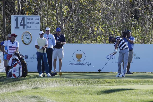 JERSEY CITY, NJ - SEPTEMBER 28: USA golfer Dustin Johnson tees off on the 14th hole during the first round of the Presidents Cup on September 28, 2017, at Liberty National Golf Club in Jersey City, NJ. (Photo by Brian Spurlock Icon Sportswire) GOLF: SEP 28 PGA Golf Herren - The Presidents Cup - First Round Icon17092802 EDITORIAL USE ONLY