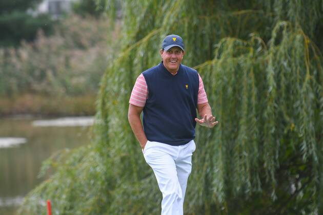 Friday September 29, 2017: Phil Mickelson of the United States watches acknowledges the fans approaching the 4th tee box during the second round of the Presidents Cup at Liberty National Golf Course in Jersey City, New Jersey. CSM PGA Golf Herren 2017: Presidents Cup SEPT 29 - ZUMAc04_ 20170929_zaf_c04_039 Copyright: xGregoryxVasilx