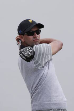 JERSEY CITY, NJ - SEPTEMBER 29: International golfer Adam Scott tees off on the first hole during the second round of the Presidents Cup at Liberty National Golf Club on September 29, 2017 in Jersey City, New Jersey. (Photo by Brian Spurlock Icon Sportswire) GOLF: SEP 29 PGA Golf Herren - The Presidents Cup - Second Round Icon170929100 EDITORIAL USE ONLY